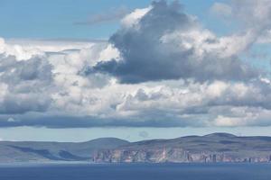 orkney klippor med dramatisk himmel sett från john ogroats över Atlanten foto