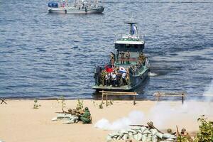 samara, Ryssland, 2016-07-31, Semester av de Marin. som visar militär fordon i handling. rekonstruktion av de stridande på de volga flod. foto