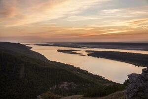 volga flod, berg, solnedgång över de flod i de bergen foto