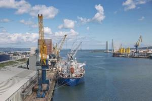 stora industrikranar som laddar containerfartyg i belfast hamn i Irland foto