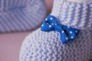 blå Färg stickat skor för ett spädbarn. foto