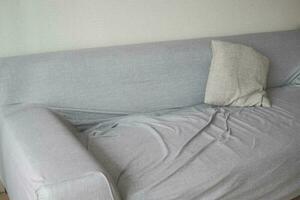 rörig soffa med en kudde foto