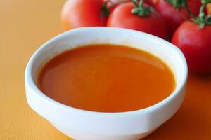 färsk tomat soppa på tabell foto
