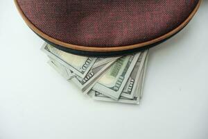 amerikanska dollar kontanter i läder på rosa bakgrund foto