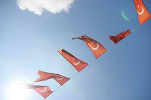låg vinkel se av turkiska flagga mot himmel. foto