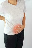 kvinna lidande från magont. kronisk gastrit, menstruation och hälsa begrepp. foto