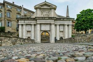 de porta san giacomo ingång till de citta alta bergamo foto