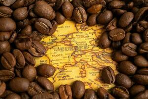 Bangkok, thailand Mars 14, 2023 kaffe böna på Europa Karta, importera exportera handel uppkopplad handel begrepp. foto