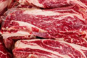 marmorerad nötkött biffar som en bakgrund närbild. färsk kött. matlagning. foto