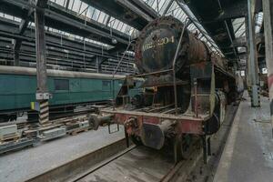 gammal lager med övergiven tåg någonstans i Belgien, urbex. foto