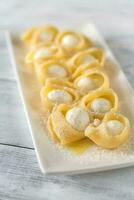 lumaconi pasta fylld med bocconcini foto