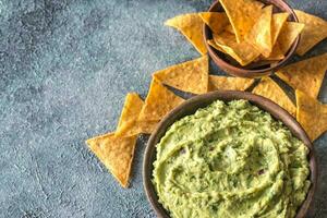 guacamole i skål med tortilla pommes frites foto