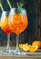 glasögon av aperol spritz cocktail foto