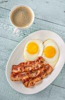stekt ägg med bacon foto
