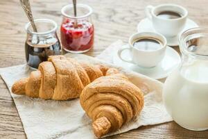 croissanter med koppar av kaffe foto