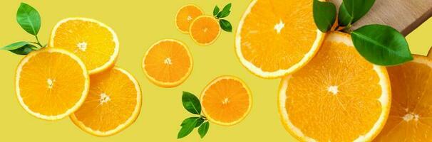 skivad orange på en ljus orange bakgrund. apelsiner i de panorama- bild. panorama, en baner med Plats för text eller införande. bitar av citrus- frukt. foto