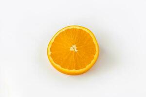 skära orange på en vit bakgrund. naturlig orange frukt med skära skivor. vitamin c. foto