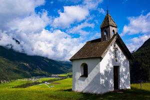 liten alpin kyrka foto