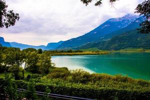 Lake Caldaro inhägnad i bergen i Bolzano, Italien foto