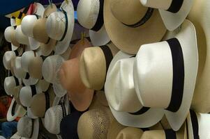 hattar för män hängande på en vägg. bakgrunder foto