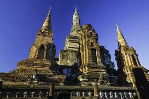 stupa på de wat mahathat tempel på de historisk parkera i sukhothai foto