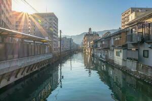 stadens centrum av nagasaki stad med kanal flod och solljus blossa, Nagasaki, kyushu, japan foto