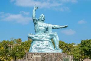 Nagasaki, Kyushu, Japan - oktober 24, 2018 nagasaki fred staty på nagasaki fred parkera, minnesmärke ett atom- bomba under värld krig 2 på augusti 9, 1945. en symbol av hoppas och fred foto