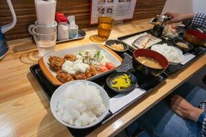 japansk friterad kyckling karaage med ris och miso soppa, japansk mat, miyazaki, kyushu, japan foto