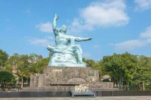 Nagasaki, Kyushu, Japan - oktober 24, 2018 nagasaki fred staty på nagasaki fred parkera, minnesmärke ett atom- bomba under värld krig 2 på augusti 9, 1945. en symbol av hoppas och fred foto