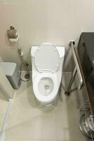 toalett och ledstång för äldre människor på de badrum i sjukhus, säker och medicinsk begrepp foto
