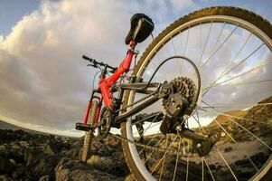 berg cykel över landskap foto