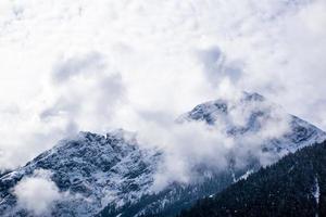 snöiga toppar av dolomiterna foto