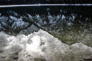 dolomiterna återspeglas i dobbiaco-sjön foto