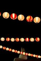 ljus ljus japansk lampa i de festival på natt tid med mörk himmel bakgrund foto