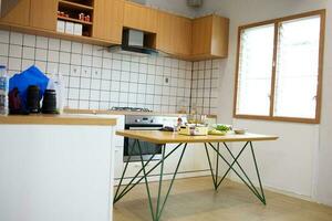 kök station med minimal stil dekoration med vit tona och brun trä Färg foto
