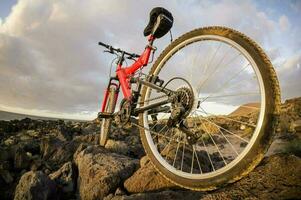 naturskön se med berg cykel foto