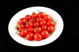 tallrik med körsbär tomater foto