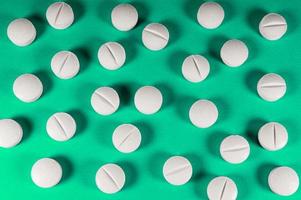 vita medicinska piller och tabletter med flaskan