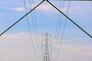 Spänning hög Pol elektricitet energi teknologi linje tråd kraft kabel- industri foto