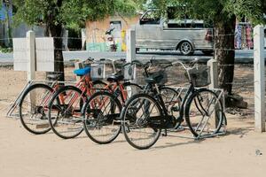 cykel parkering, resa väg stad gata parkera foto