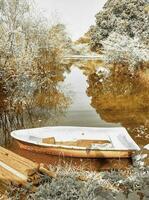 båt i kanal landskap. infraröd natur landskap foto