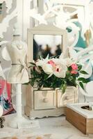 blomma arrangemang av vit orkide i de dekor av en rum eller bröllop foto