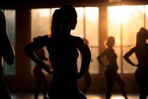 kvinna kondition i de Gym, silhuetter av kvinnor involverad i sporter med solnedgång bakgrund generativ ai foto