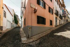bred vinkel se av smal gator i de historisk Centrum av Lissabon, portugal foto