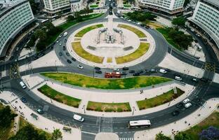 antenn Drönare se av markis av pombal fyrkant rondell i Lissabon, Portugal, en större landmärke i de stad foto