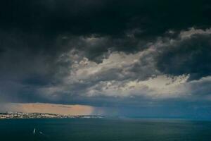 antenn se över cascais bukt i portugal närmar sig storm regn moln på de tagus flod foto