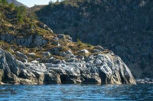 norge, berg når in i fjord. brant sluttningar i de bakgrund. fjord landskap foto