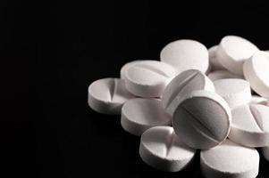 vita medicinska piller och tabletter med flaskan foto