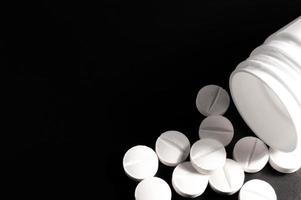 vita medicinska piller och tabletter med flaskan foto
