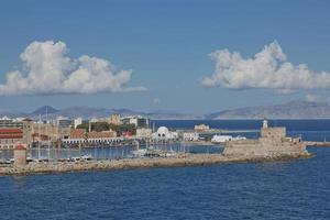 marinporten och befästningarna i den gamla staden Rhodos, Grekland foto